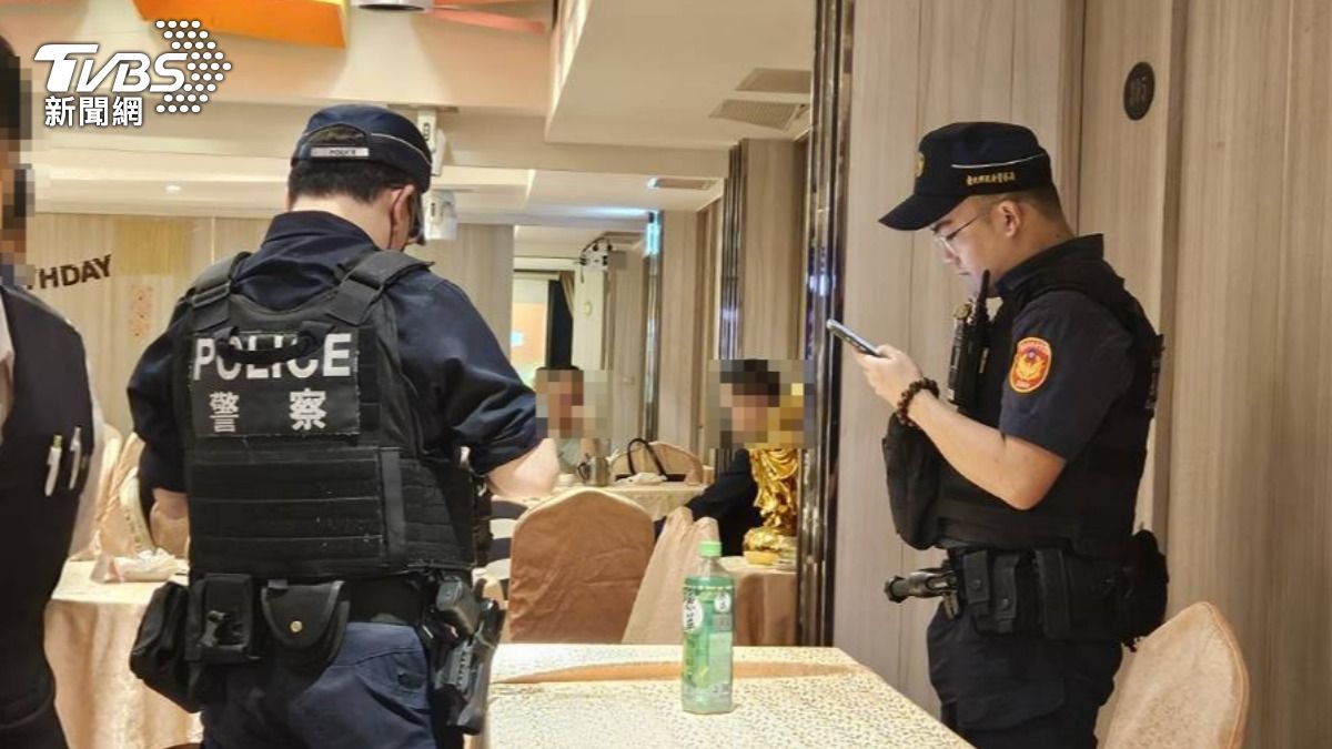 警方到場蒐證。(圖/TVBS)