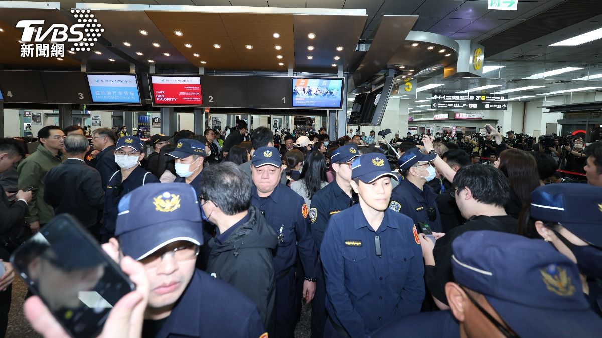 亞亞離境，大批警力到場維護。（圖／華子琛攝影）