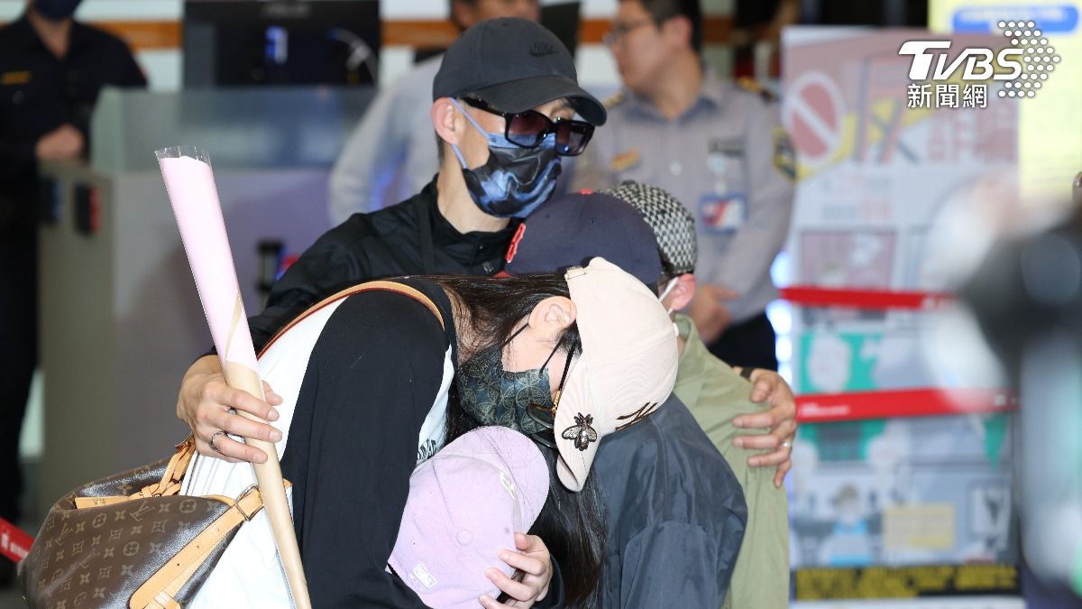 亞亞離開台灣!機場「緊抱小孩」痛別 陸委會發聲了