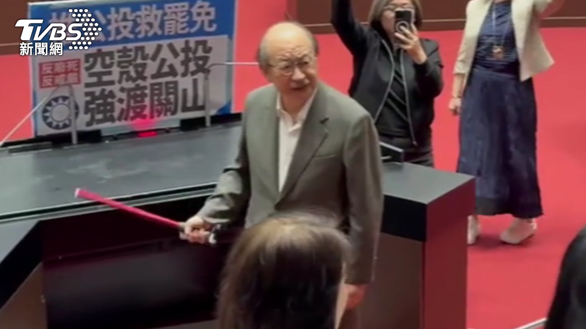 柯建銘涉傷害未出庭!法官「諭知拘提」律師急現身法院