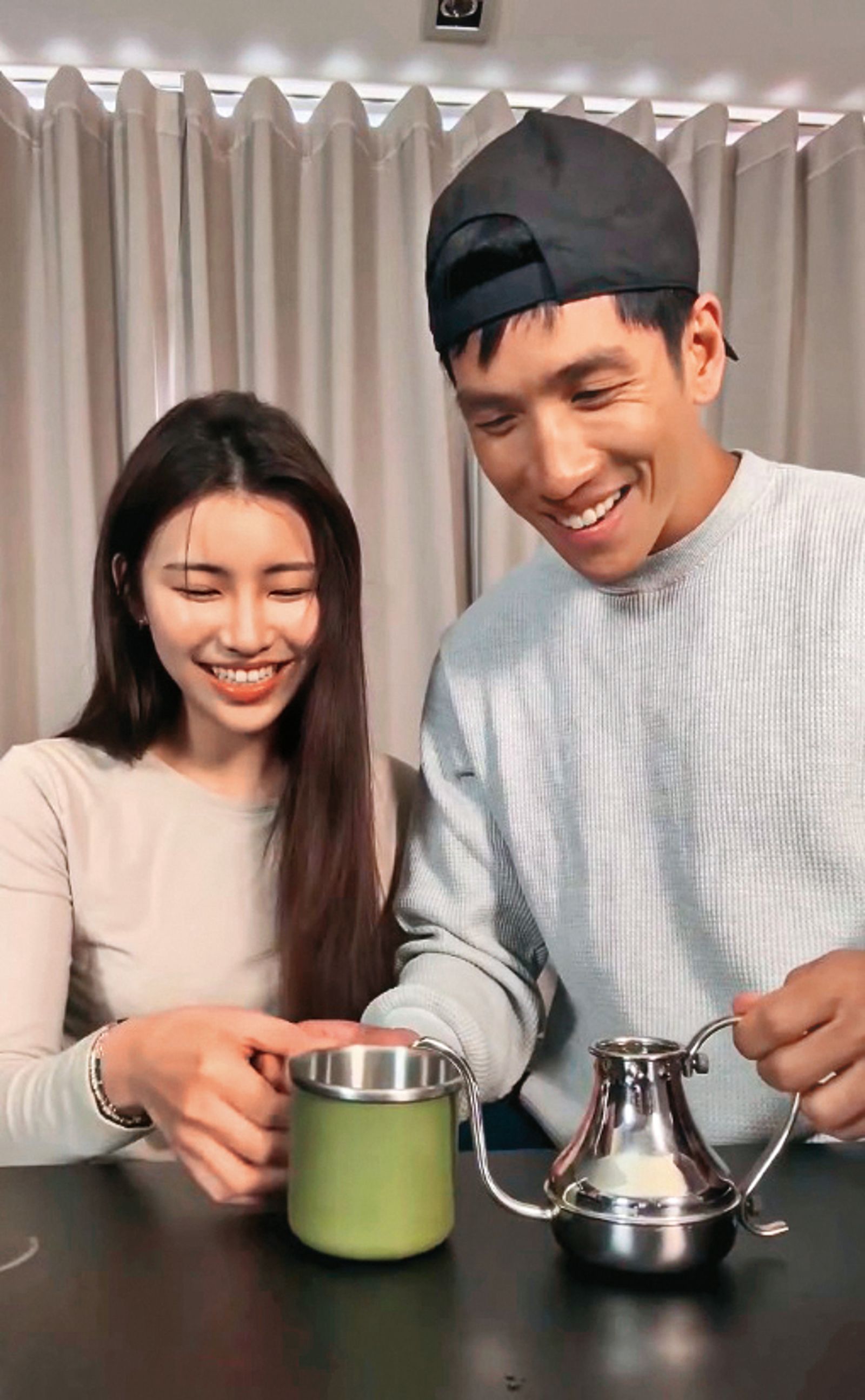 采子(左)與男友Hank(右)曾一起同框拍影片,兩人互動甜蜜。(翻攝自Hank IG)