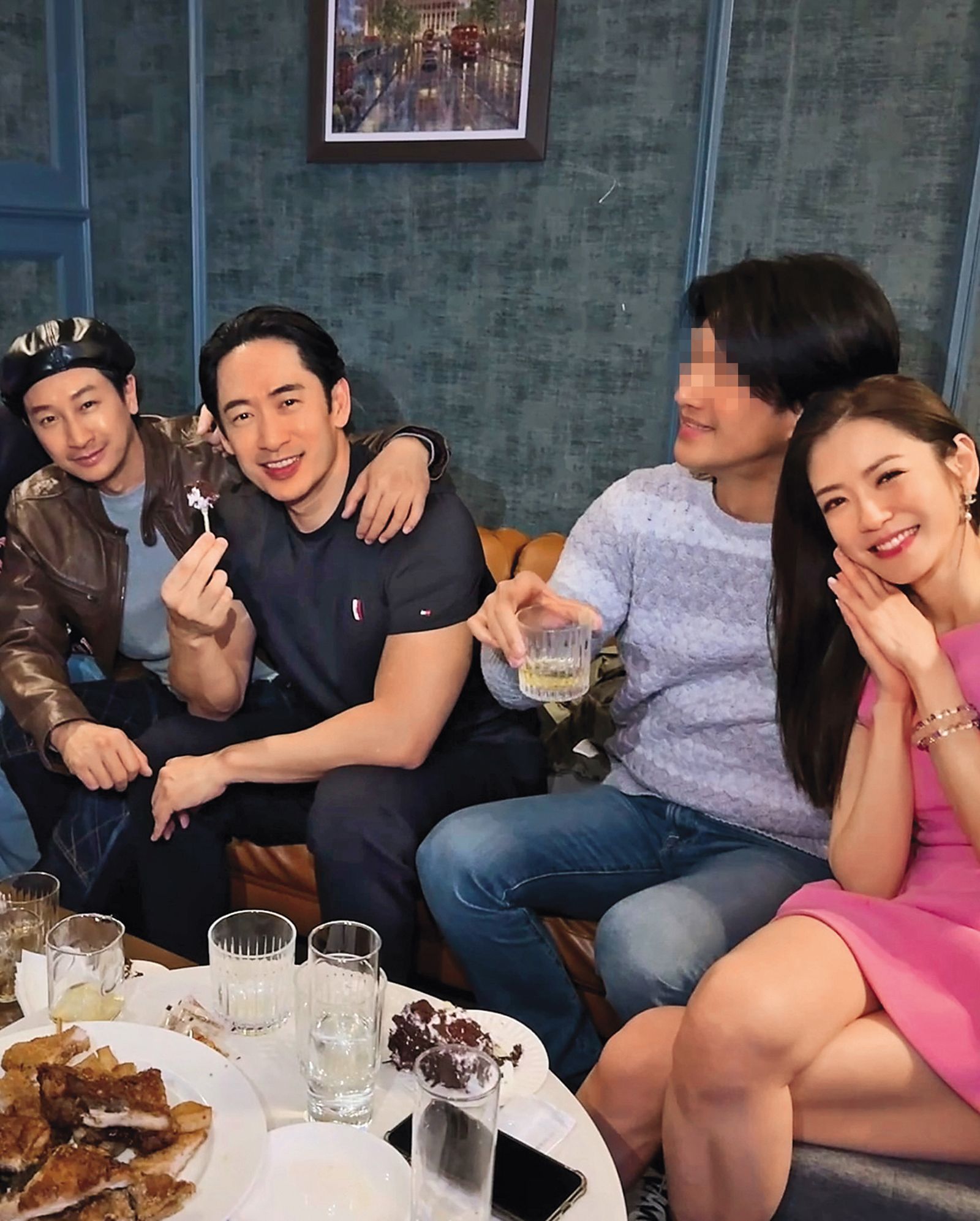 楊千霈(右1)嬌羞靠著Jeremy(右2)親暱合照。(圖/翻攝自楊千霈IG)