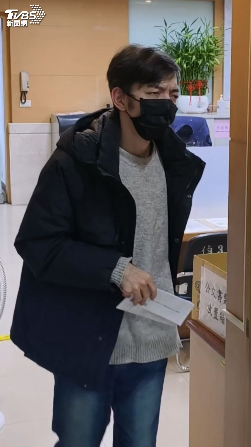 微資公司業務劉鎮育以新台幣10萬元交保。(圖/TVBS)