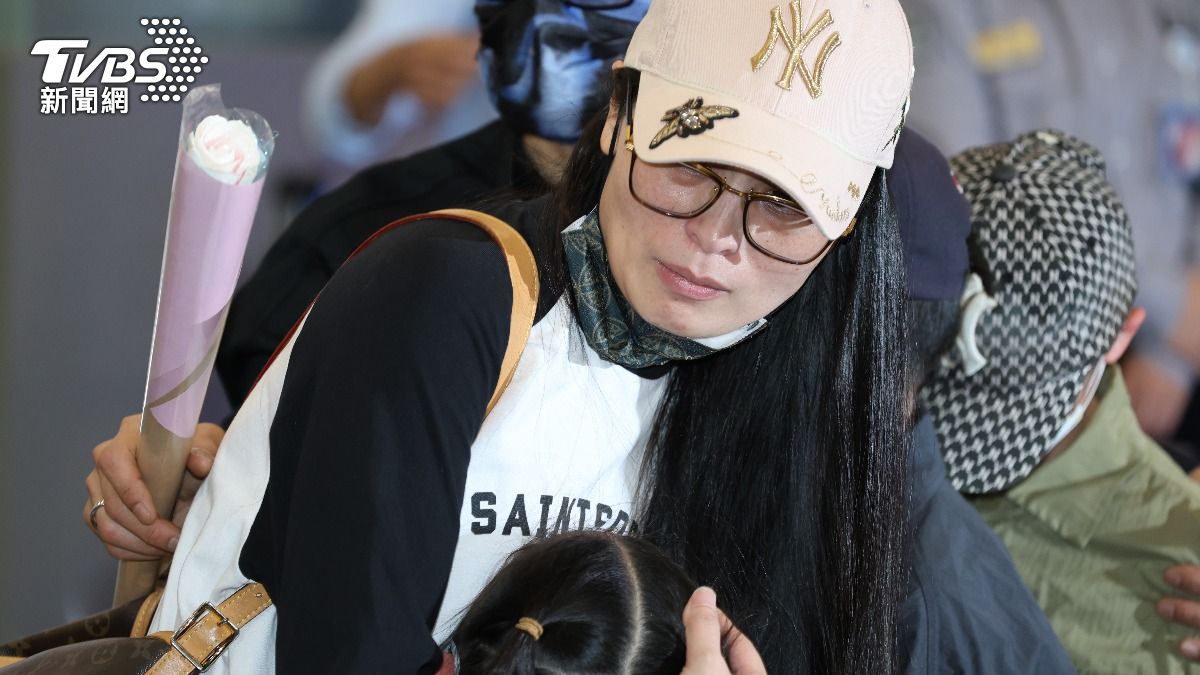 亞亞疑落地被帶走！陸網直播全封　八炯笑：這才是言論自由