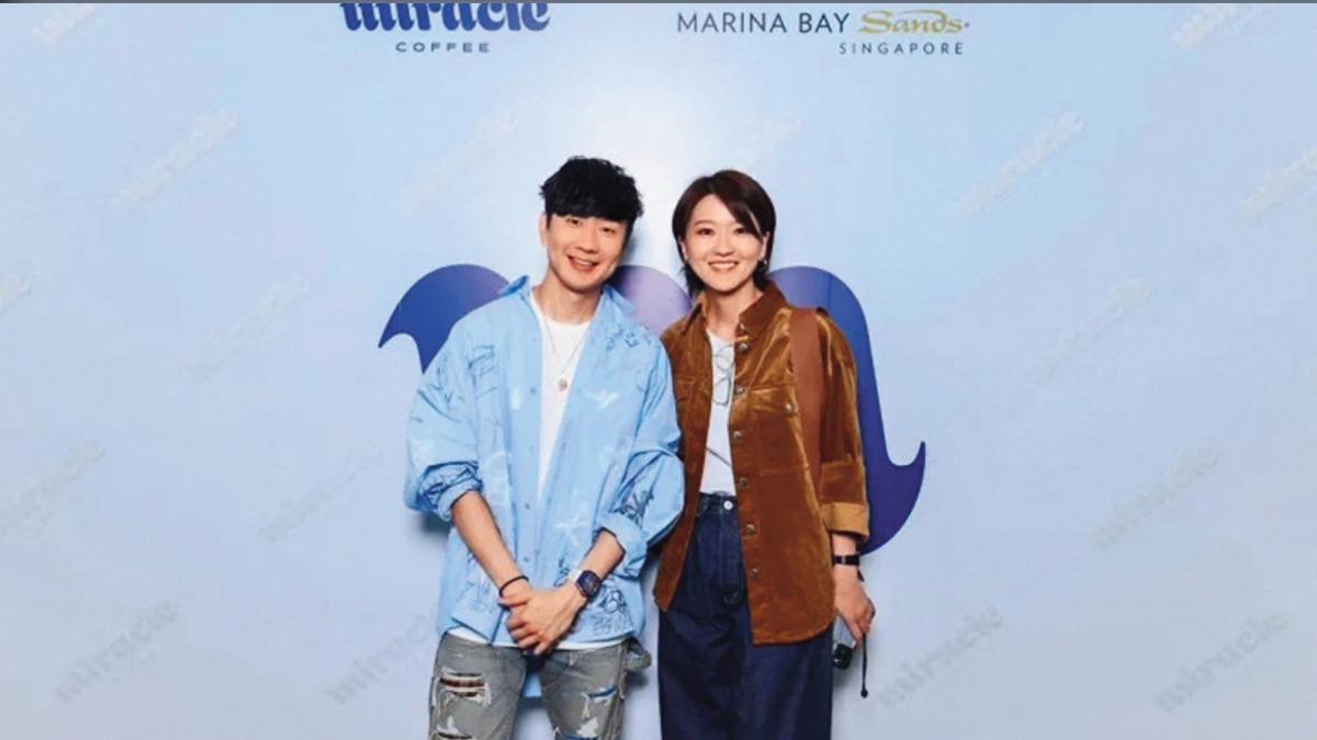 蔡淳佳(右)出席林俊傑(左)新加坡咖啡旗艦店開幕,兩人聊起許多往事。(圖/Joi Music提供)