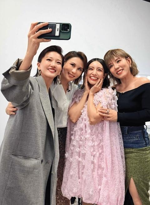 睽違10年,蔡淳佳(左一)參加中國大陸音樂綜藝節目《百分百歌手》,讓觀眾重新認識她。左起林凡、Lara梁心頤及李佳薇。(圖/Joi Music提供)