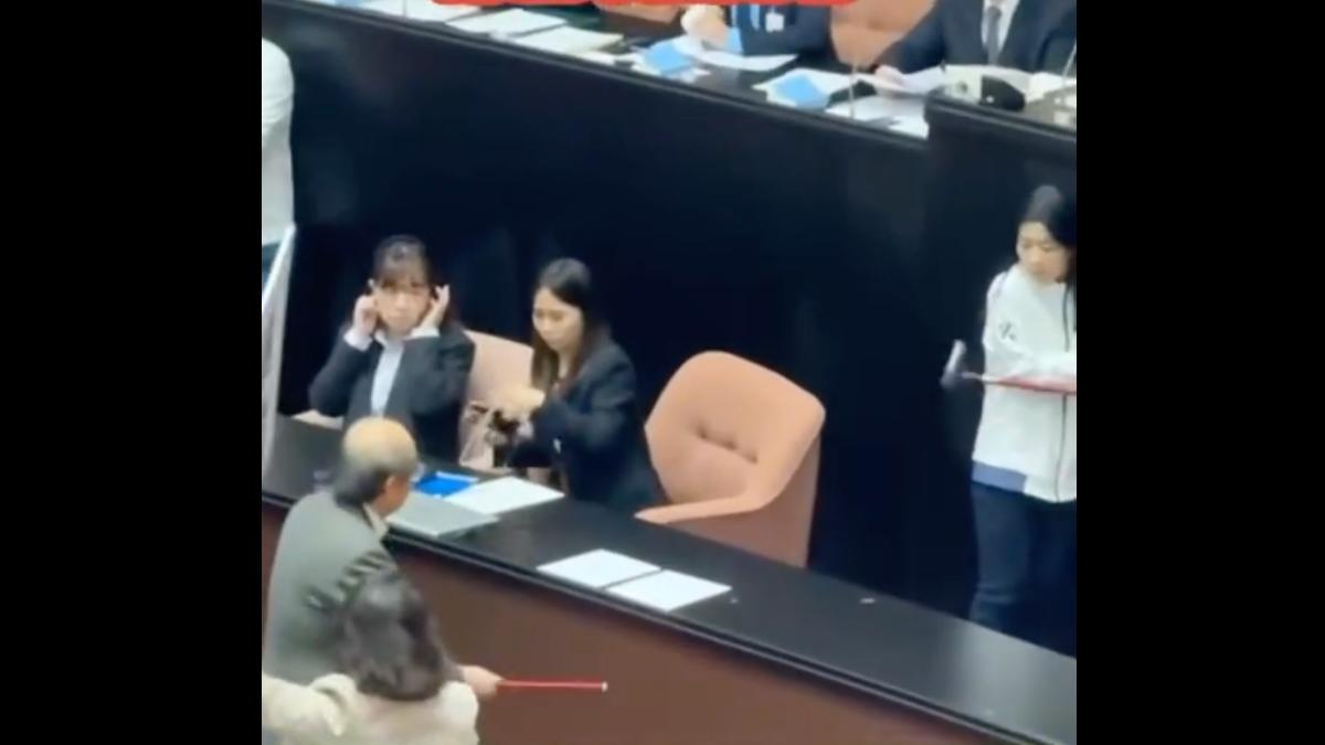 被柯建銘拐杖擊中手臂!徐巧芯曬驗傷單 韓國瑜送暖:委屈了!