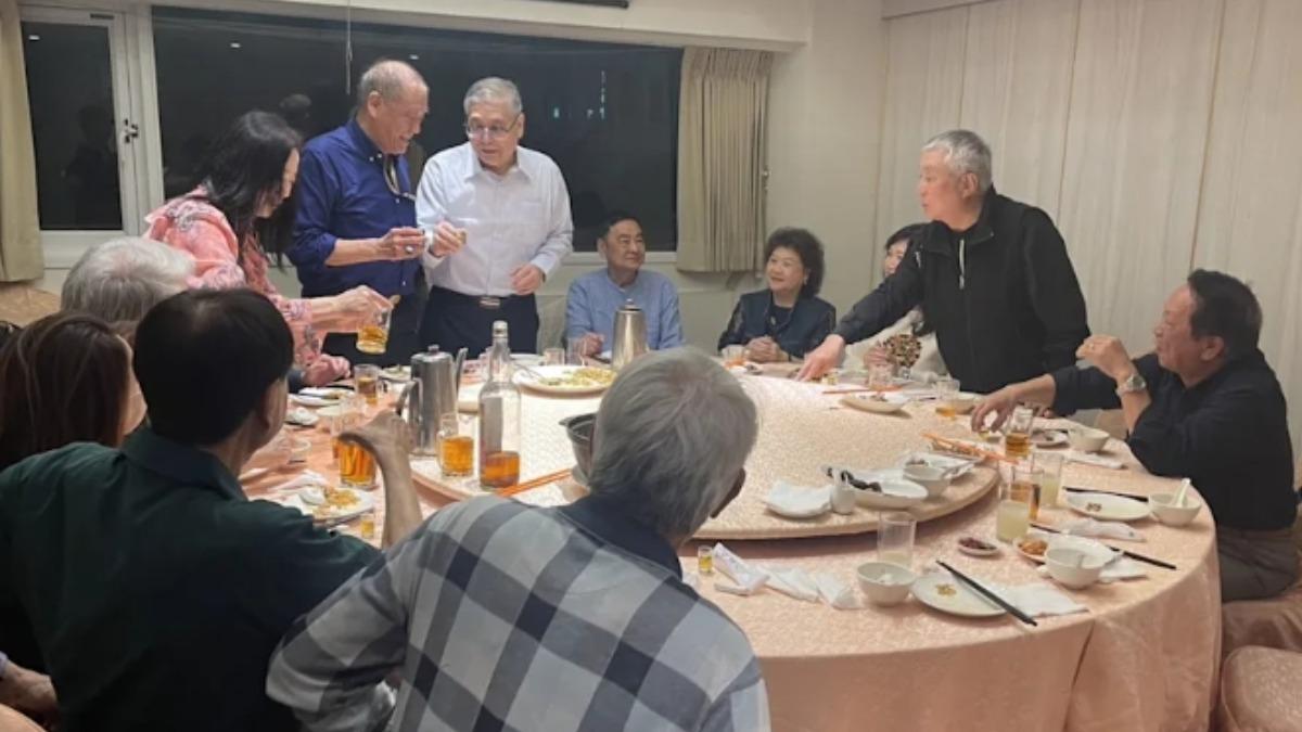 鍾馗（中、站立者）爭取各方支持。（圖／鏡週刊讀者提供）