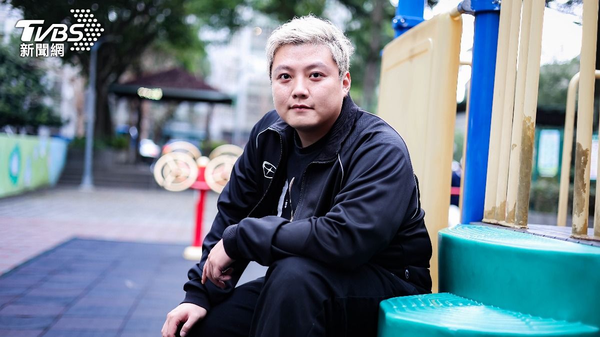 歐吉虎在爸爸期望下讀到研究所,最終為了音樂夢休學。(圖/張哲鳴攝)
