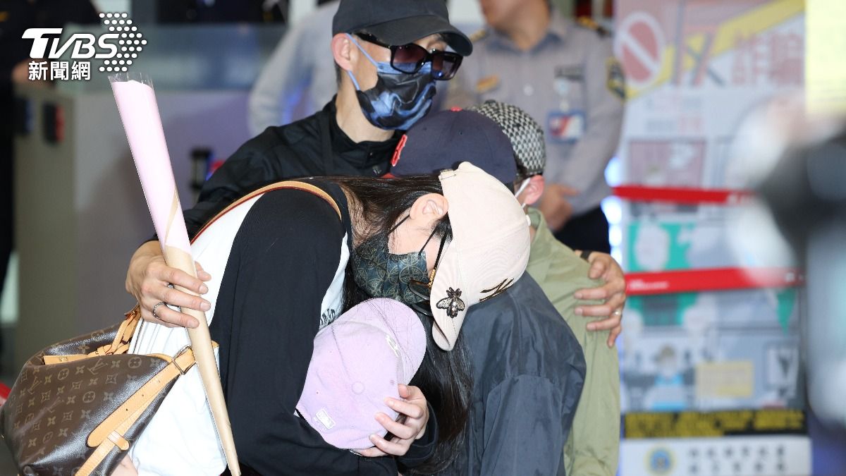 亞亞在機場與丈夫、兒女相擁道別。(圖/華子琛攝)