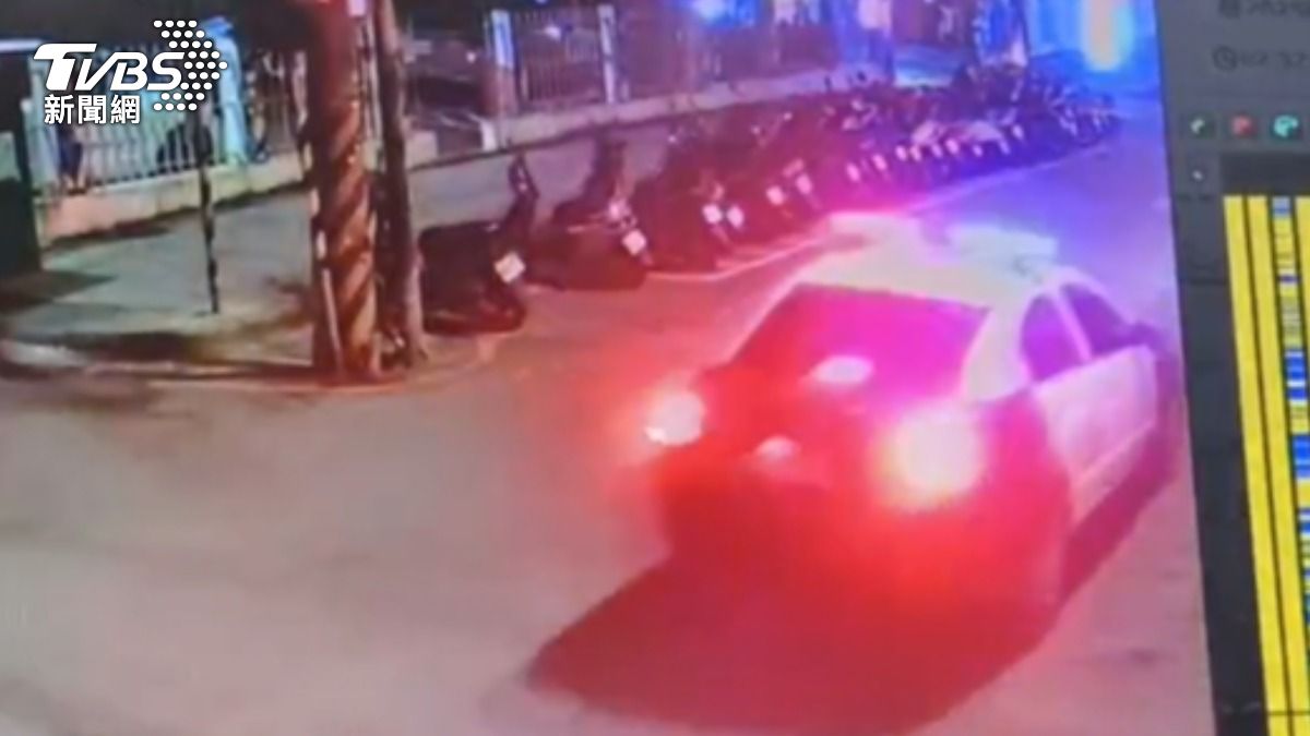 月租車主報案後，員警開警車到停車場處置。（圖／TVBS）