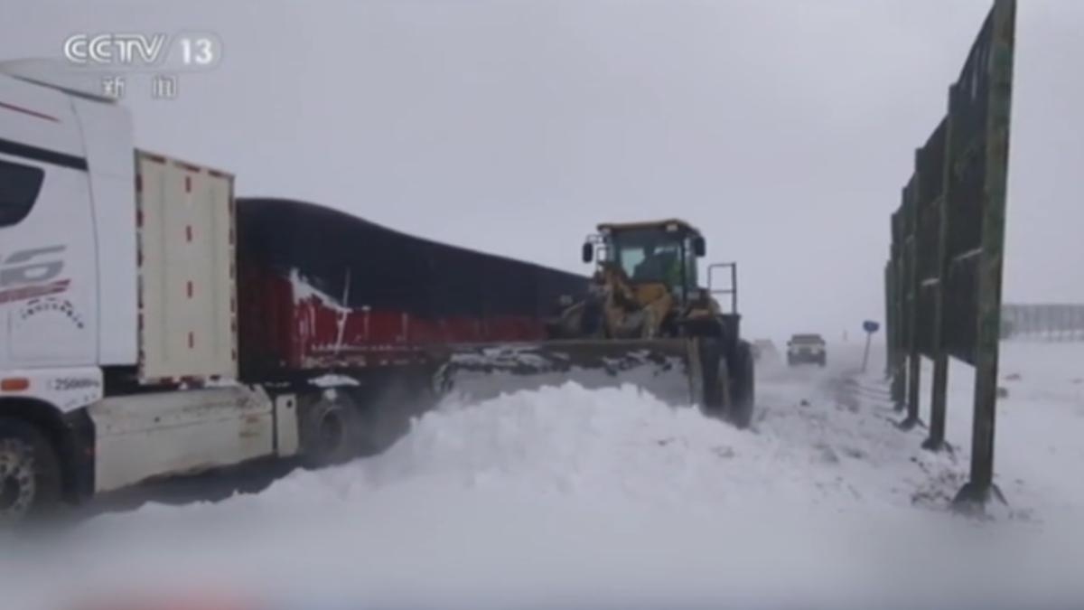 新疆風吹雪天氣 滯留車輛超過百輛(圖/CCTV13)