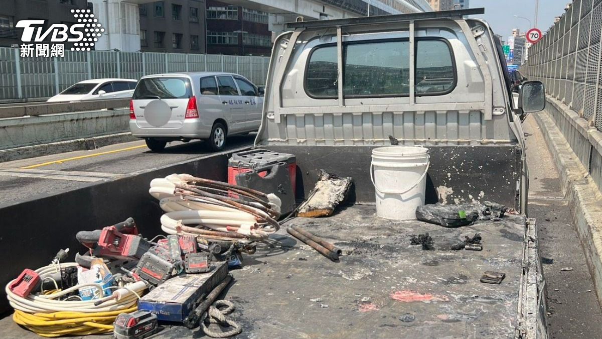 小貨車載運的工具、雜物突然起火。（圖／TVBS）
