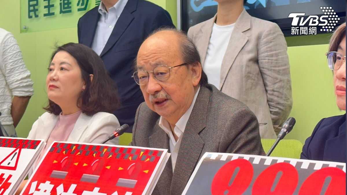 藍2公投夜襲闖關!徐巧芯遭他敲拐杖擊傷 柯建銘:趕快去告我