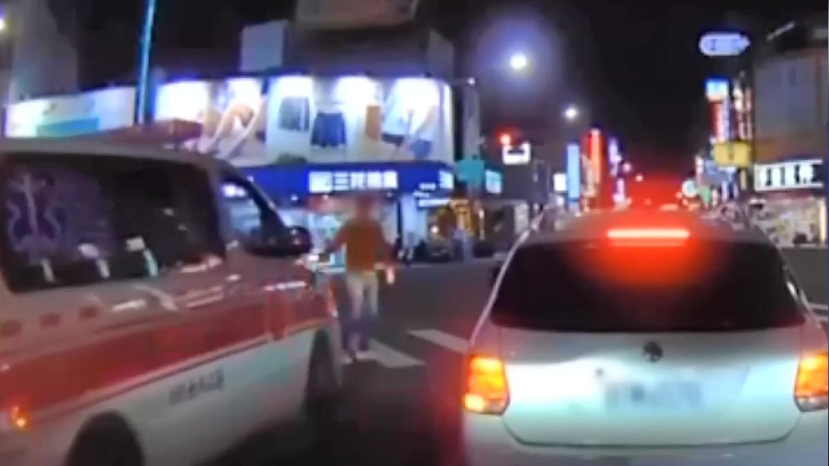 行人未讓救護車還比中指!警稱無法可罰惹議 交部:可罰500