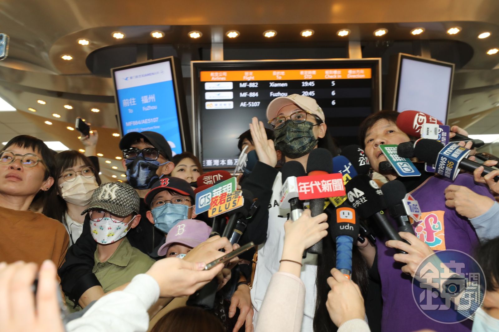 亞亞回歸祖國前開記者會。