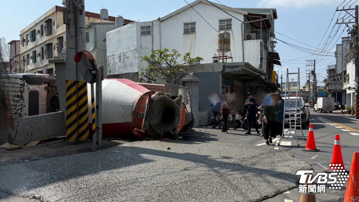 有片/高雄水泥車壓垮水溝蓋 下秒「路面塌陷」整車掉洞翻覆