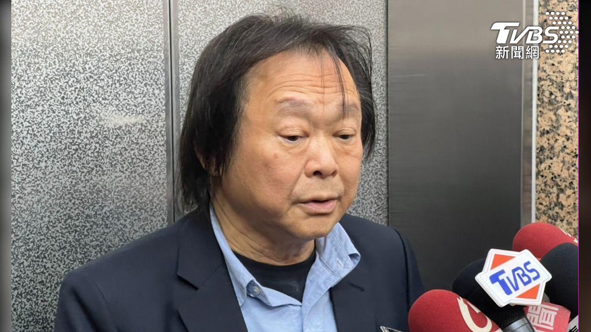 民進黨立委王世堅26日於民進黨中常會前受訪。(圖/潘袁詩羽攝)