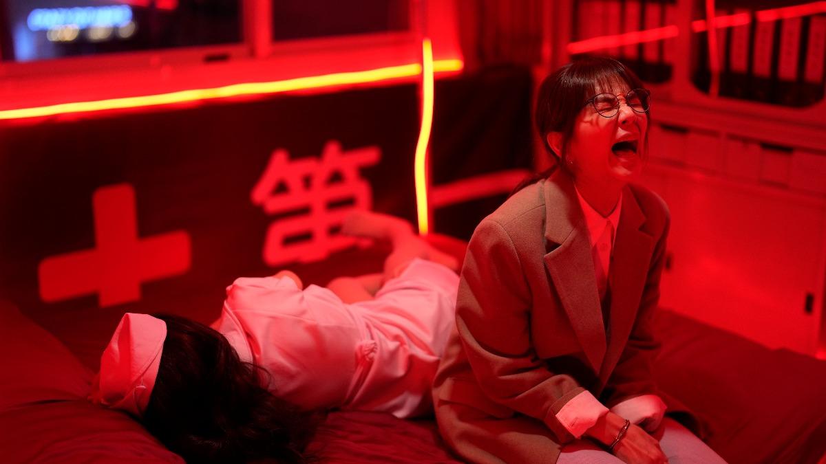 Ella衝矽膠娃娃店抓小三。(圖/壹壹影業提供)