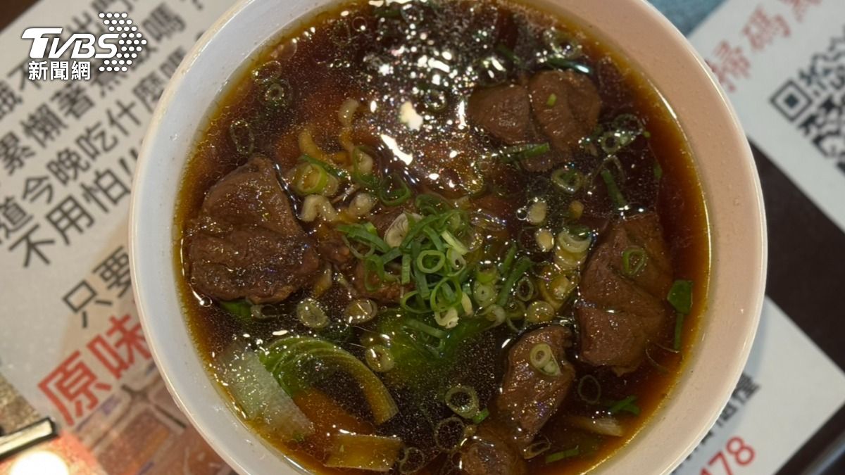新鮮蔬果配上多種中藥材熬煮的湯頭,加上Q彈嚼勁的麵、牛肉。(圖/TVBS)