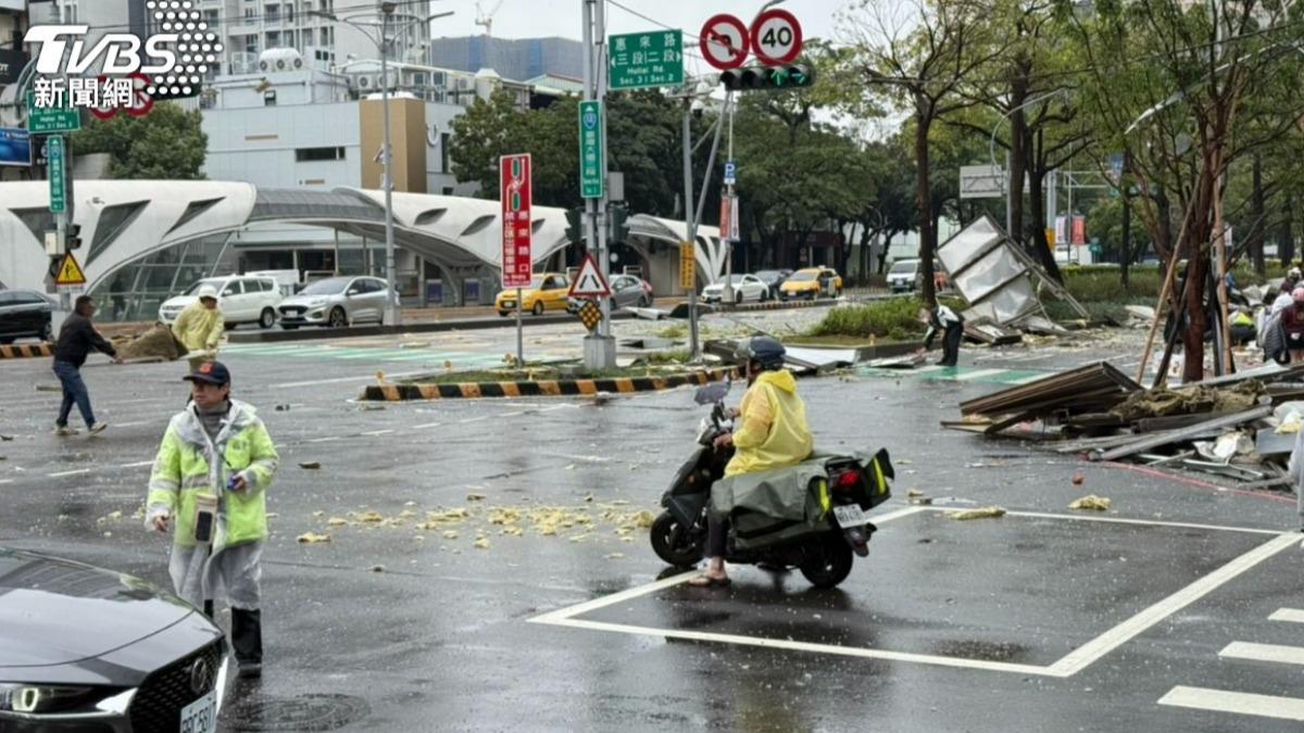 台中新光三越發生氣爆。(圖/TVBS)