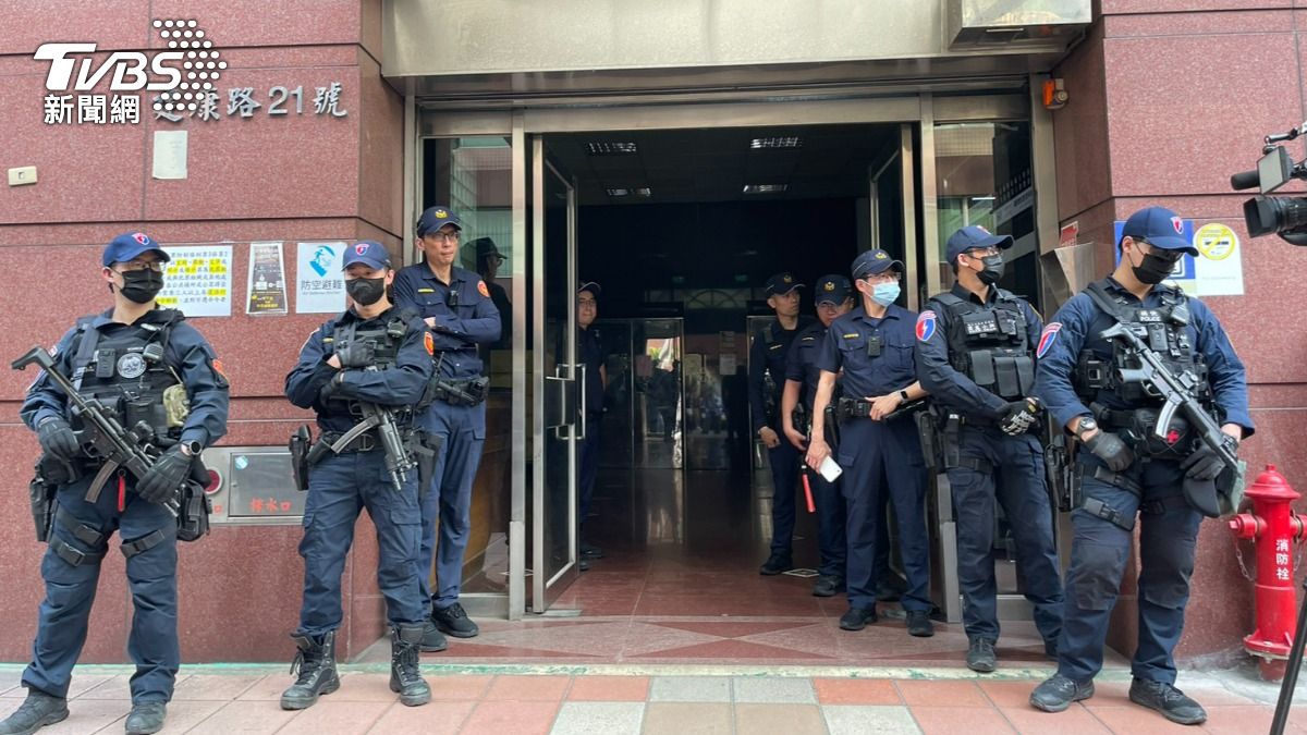 警方荷槍實彈戒備。(圖/曾健銘攝)