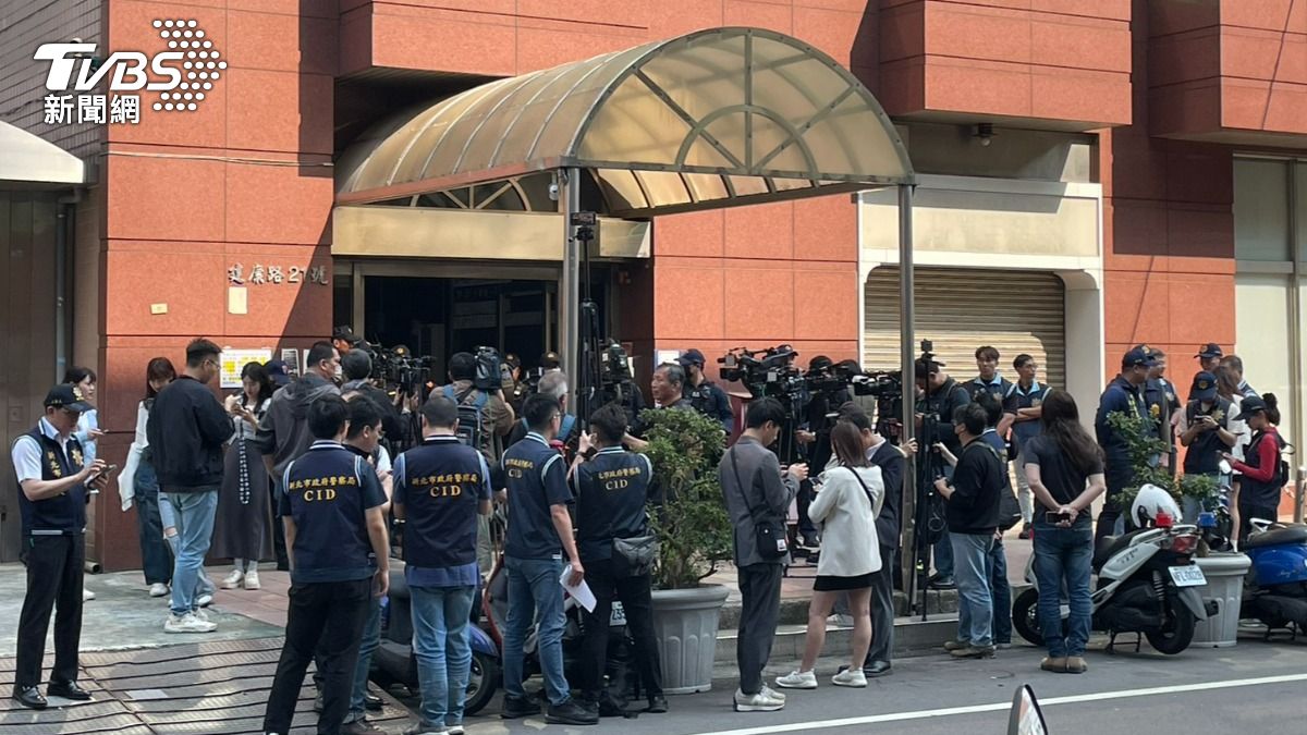 警方荷槍實彈戒備。(圖/曾健銘攝)