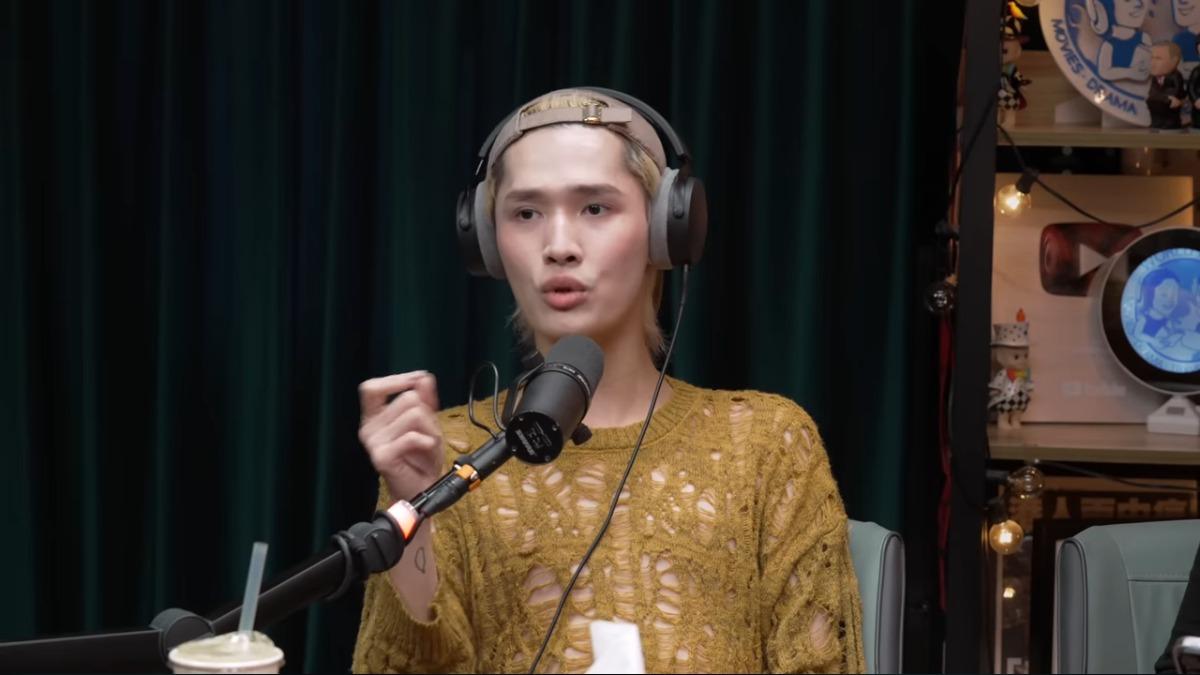 鍾明軒談及國際場合的身份認同問題時,表示自己曾在美國遊學時自我介紹來自台灣,卻發現「沒有人知道Taiwan」,因此他認為為了讓外國人理解,只能自稱「Chinese」。(圖/翻攝自百靈果News YT)