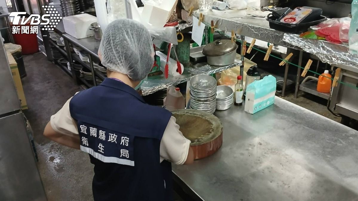 11人聚餐後上吐下瀉,衛生局查出6缺失。(圖/TVBS)
