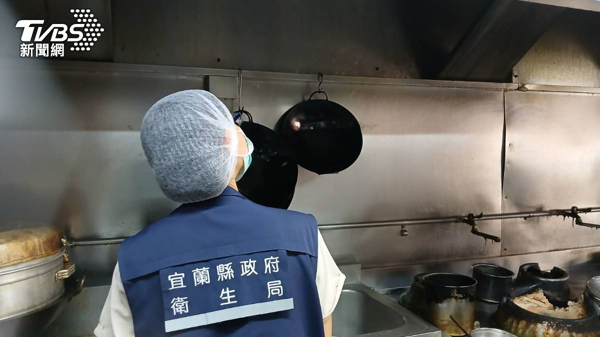 11人聚餐後上吐下瀉,衛生局查出6缺失。(圖/TVBS)