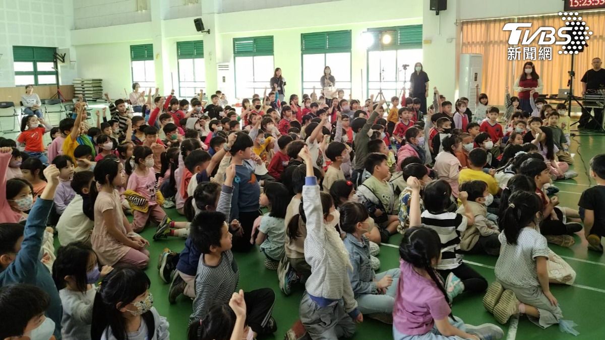 《黑西裝叔叔》身心障礙者權利公約故事，在台南市各校園巡演，學生反應熱烈（圖/台南市政府）