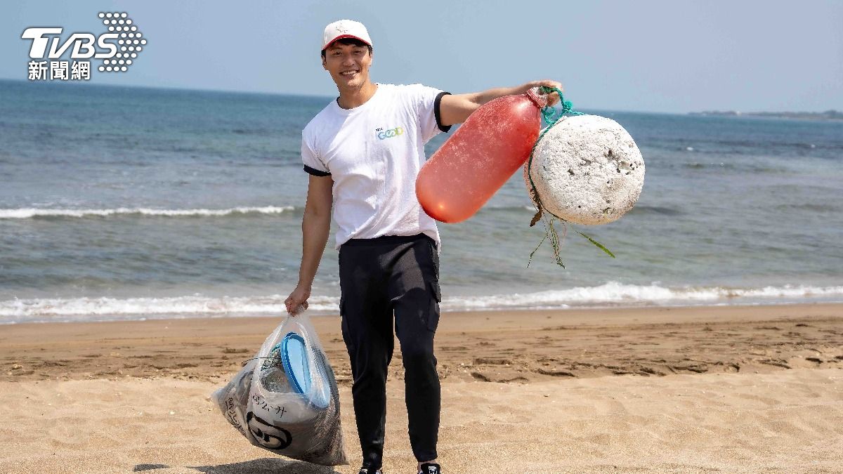 直擊／張睿家現身三芝淨灘「守護海洋生物」　梁舒涵暖捐愛心衣物