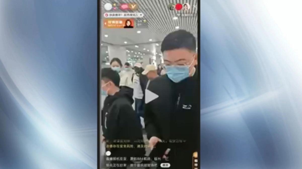 陸配亞亞抵福州 數十人陪同離開機場(圖/抖音)