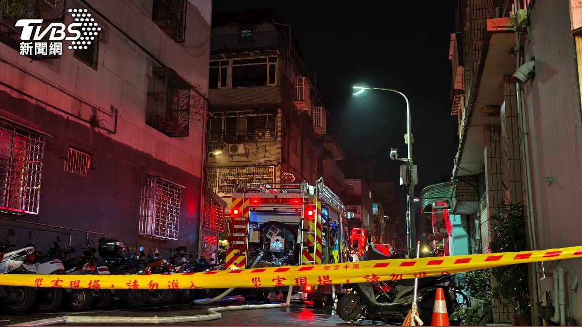 火勢撲滅後，消防人員已先將曹女遺體挪至起火建物外的空曠處，待檢察官後續進行相驗。（圖／陳冠宇攝）