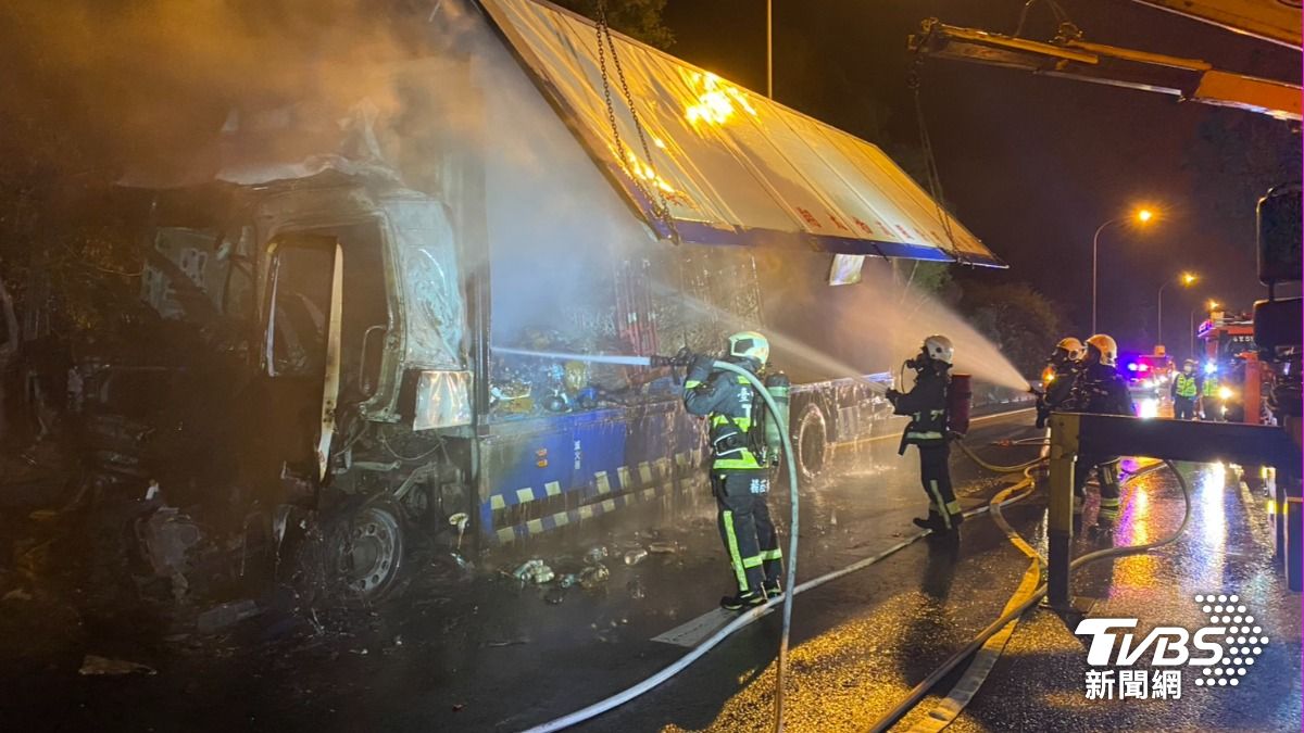 國1三義路段2大貨車擦撞起火 司機困駕駛座燒成焦屍