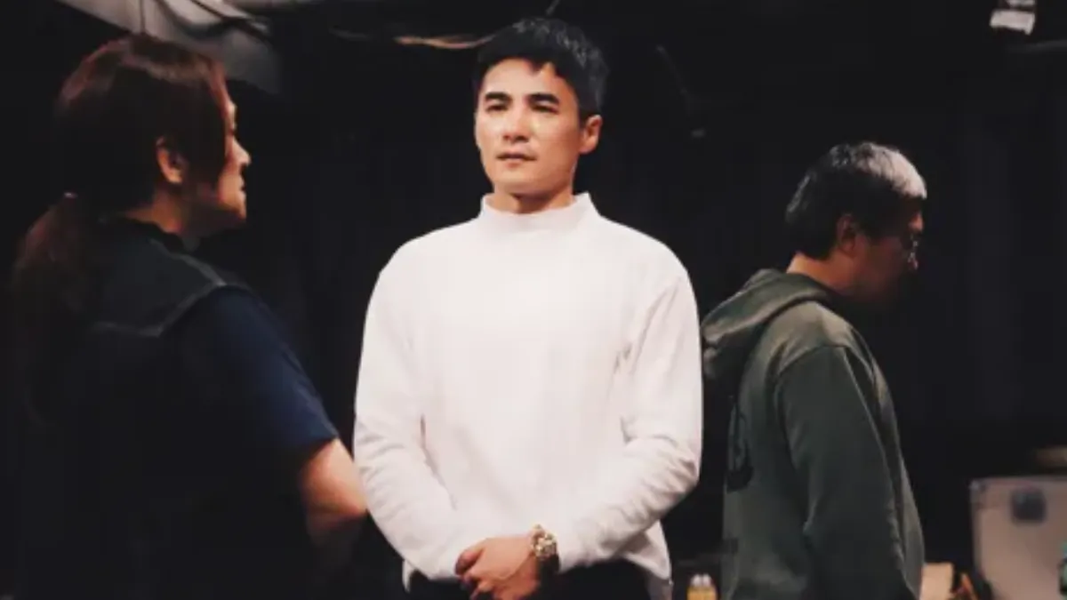 是元介正在排演個人第一場音樂劇，而且是個黑化的角色。（圖／故事工廠提供）