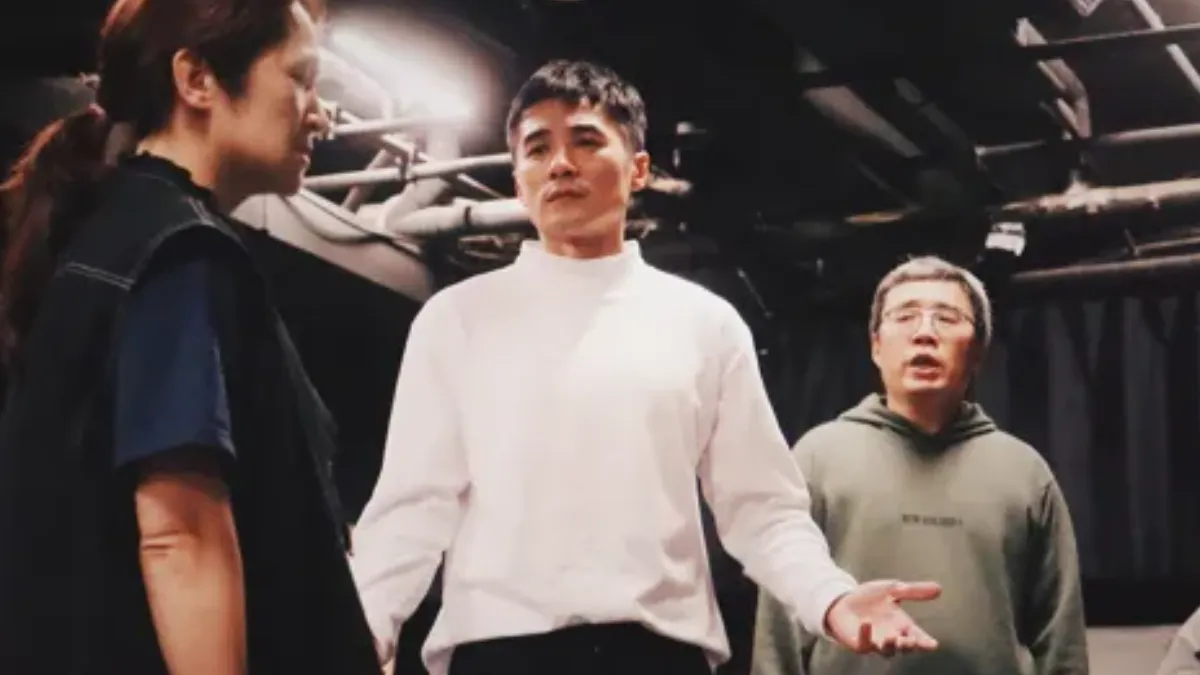 是元介正在排演個人第一場音樂劇,雖然演出冷血官僚的角色,但他透露自己最想演的其實是火。(圖/故事工廠提供)