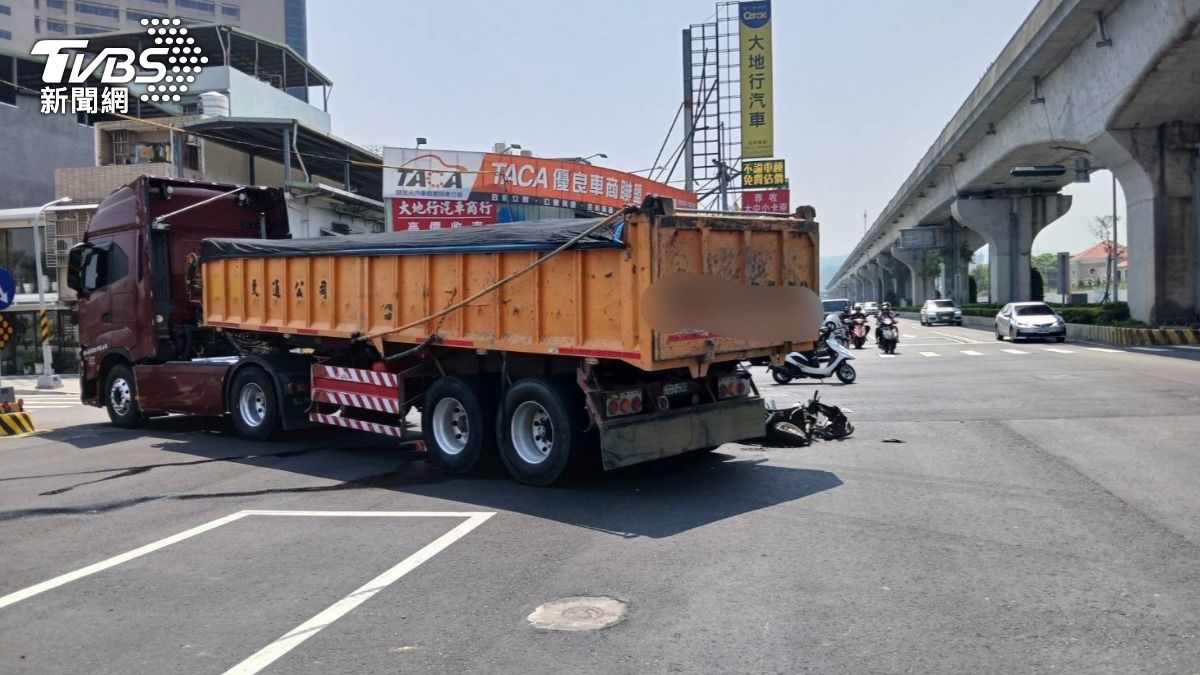 曳引車違規左轉與對向的機車碰撞,騎士目前重傷昏迷。(圖/TVBS)