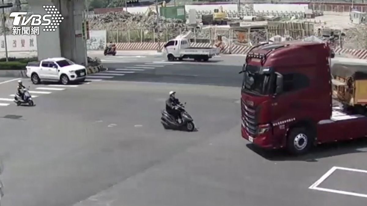 監視器拍下曳引車違規左轉與機車擦撞瞬間。(圖/TVBS)
