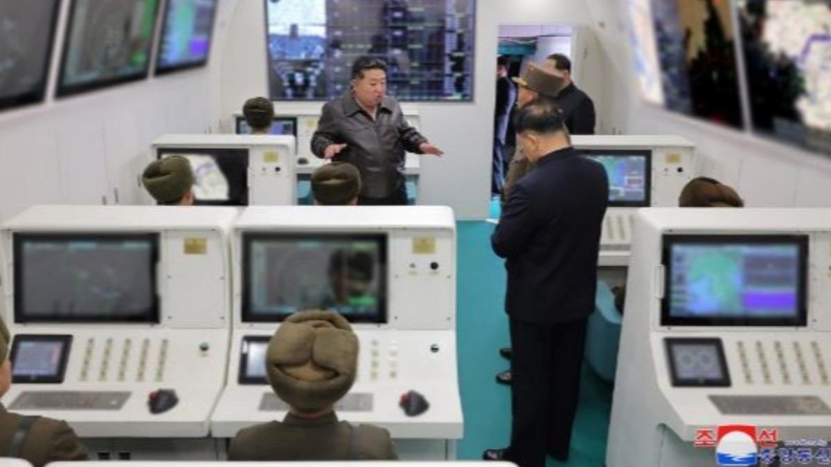 金正恩視察研究機構。(圖/朝中社)