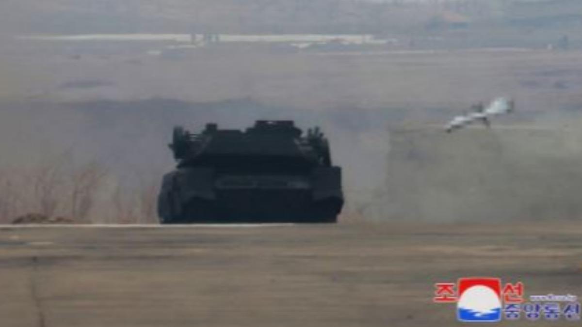 自殺無人機攻擊戰車、裝甲車。(圖/朝中社)