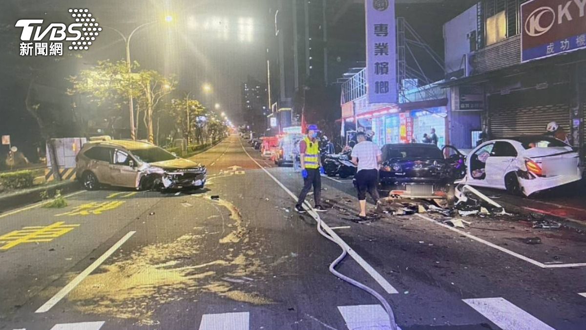 桃園蘆竹深夜車禍!左轉車遭猛撞旋轉2圈 車頭慘凹陷