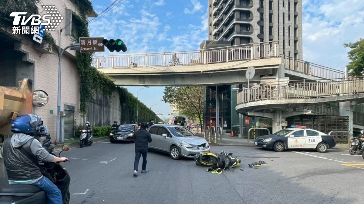 有片/趕上班!機車路口對撞小轎車 騎士彈飛重摔瞬間曝