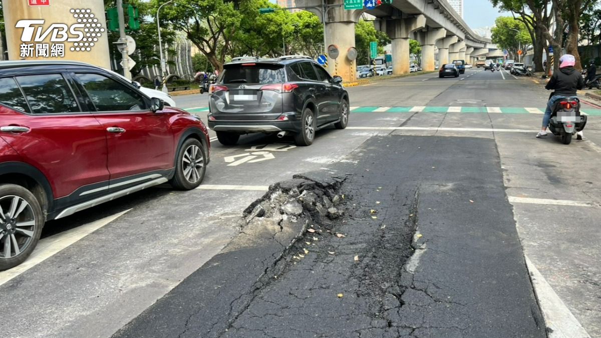 駕駛小心!龜山路面崩裂「落差近半個輪胎高」 疑台電工程釀禍