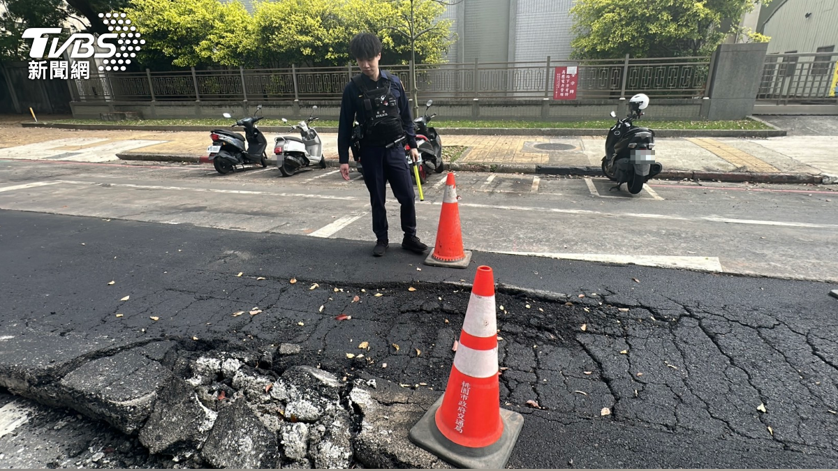 警方到場立交通錐引導車輛。(圖/TVBS)