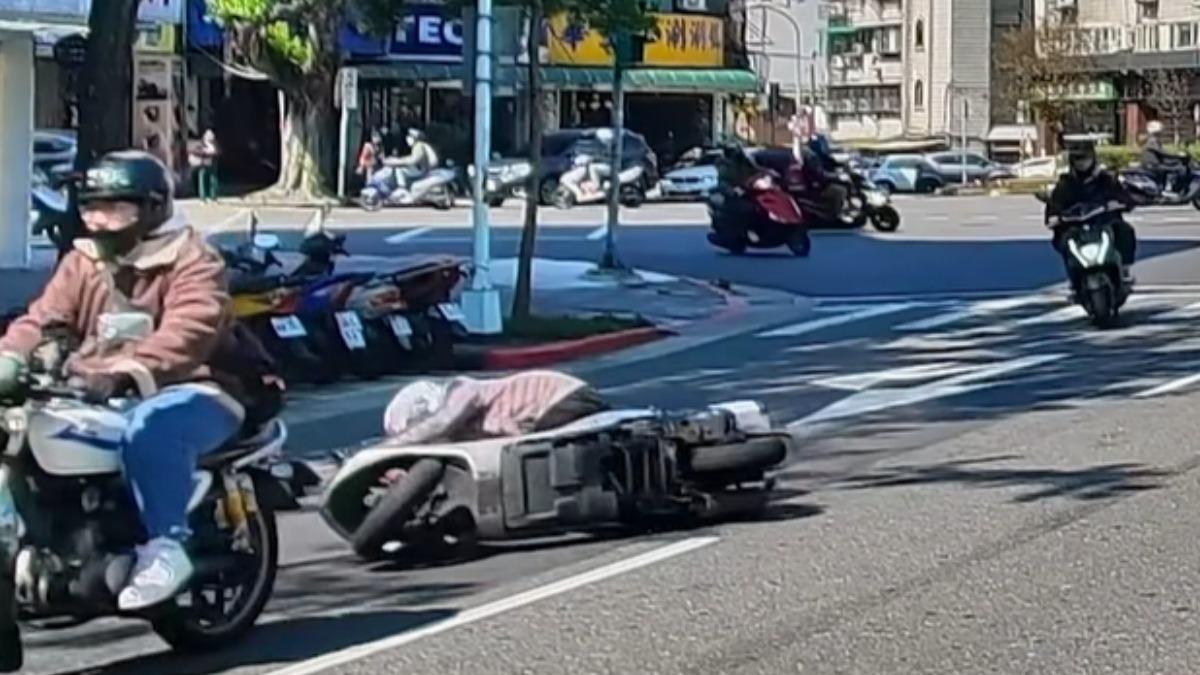 設陷阱?北市道路標線施工沒放三角錐 騎士壓滑慘摔車