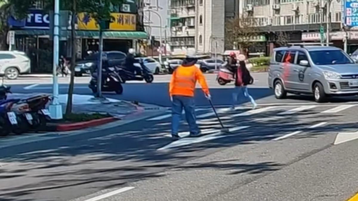工人施作標示時,並未擺放警示標示。(圖/WoWtchout - 地圖型行車影像分享平台)