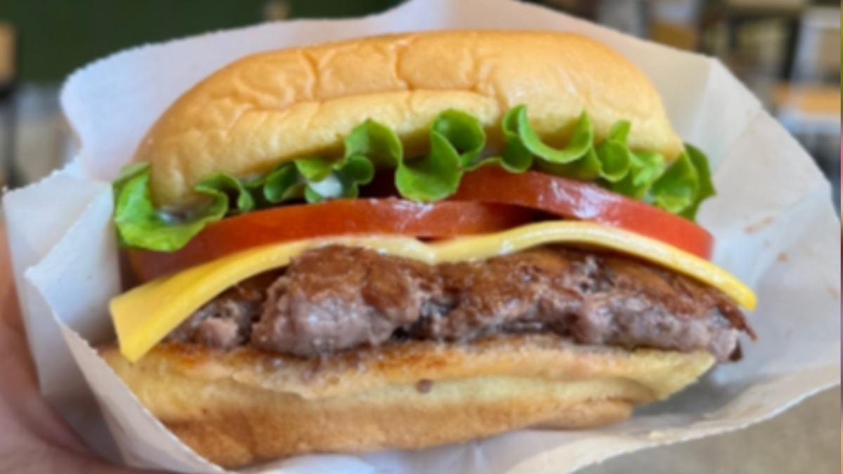 Shake Shack招牌牛肉堡約合台幣310元。(圖/百度)