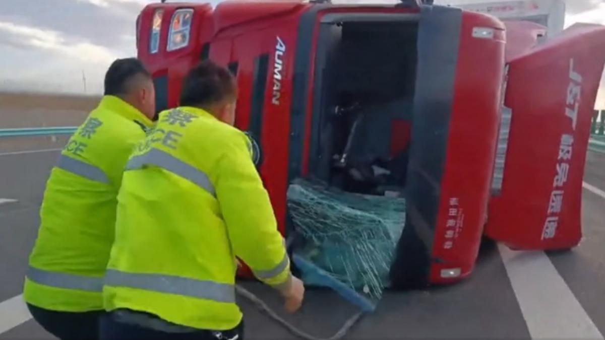 大貨車遭強風吹翻側躺 警破窗救人(圖/CCTV+)