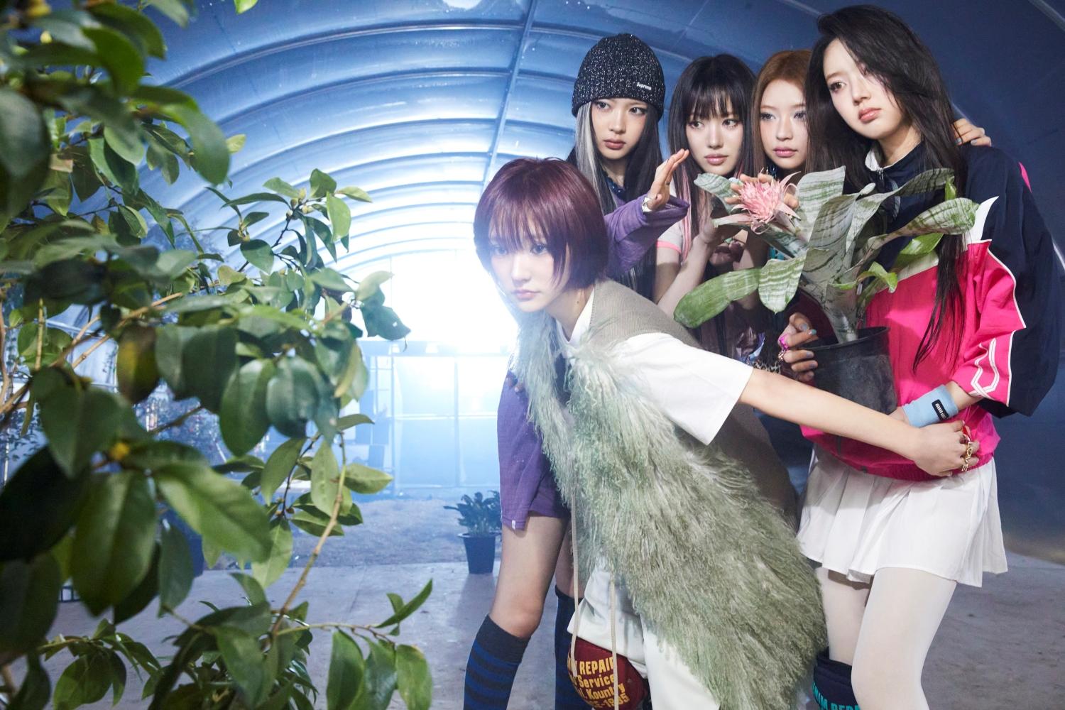 KiiiKiii新歌〈BTG〉的MV側拍照。(圖/STARSHIP提供)